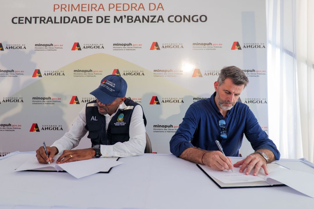 Signing ceremony Amílcar Paulo Isaac Lutucuta, National Director of Land Management and Housing, Ministry of Public Works, Urban Planning, and Housing; and Henrique Costa, Mitrelli's Urbanization Director