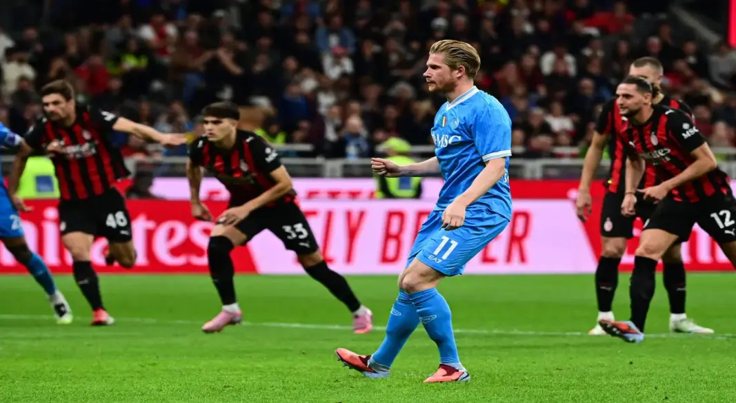 Napoli’s Belgian midfielder #11 Kevin De Bruyne reacts after scoring a penalty kick during the Italian Serie A football match between AC Milan and SSC Napoli at San Siro stadium in Milan, northern Italy, on September 28, 2025. (Photo by Piero CRUCIAT
