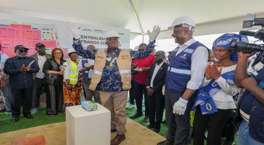 Laying of the cornerstone H.E. Carlos Alberto da Silva Gregório dos Santos, Minister of Public Works, Urban Planning, and Housing; and Adriano Mendes de Carvalho, Governor of Zaire Province